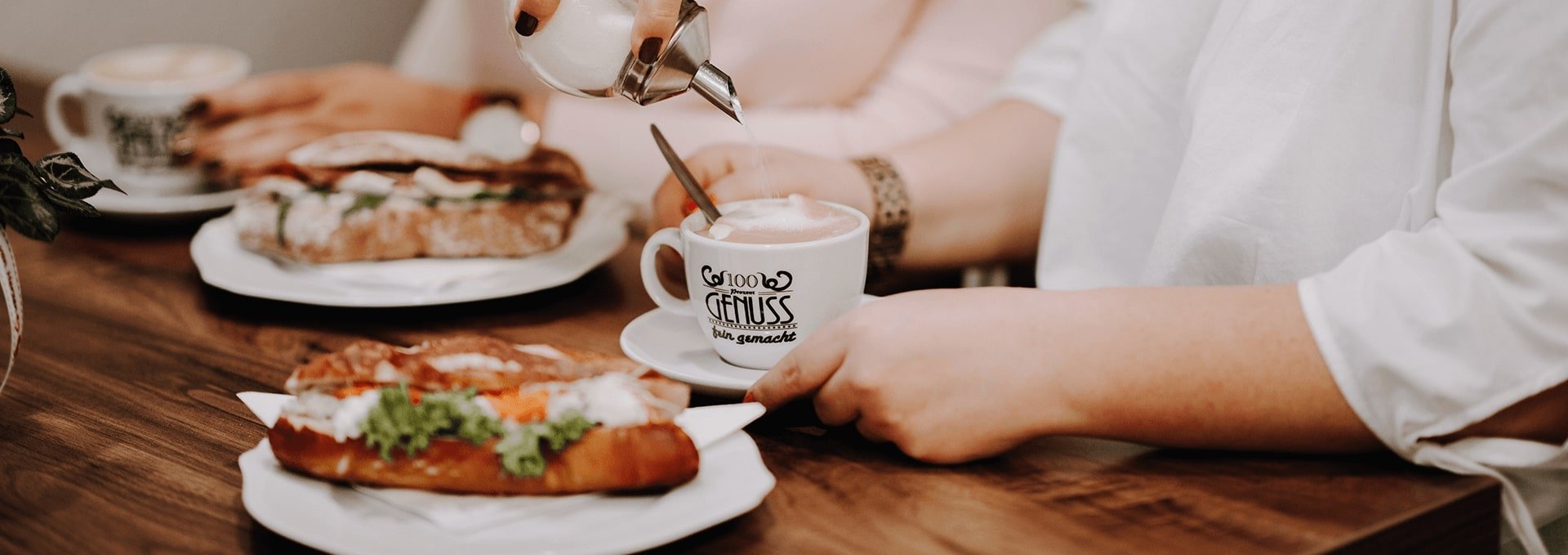 Kaffee und Gebäck im Café genießen
