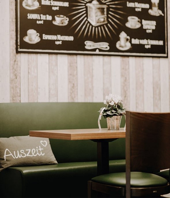 Gemütliche Sitzecke „Auszeit“ im Café