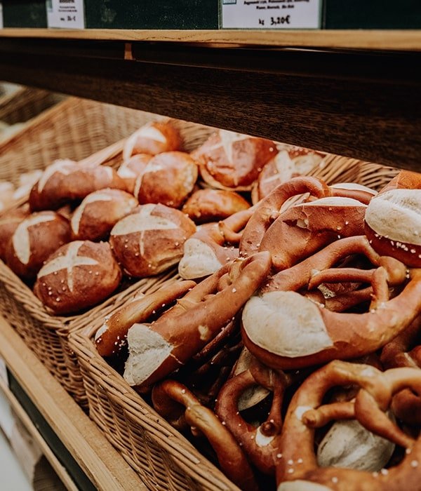 Korb mit frischen Laugenbrezeln und Laugenbrötchen